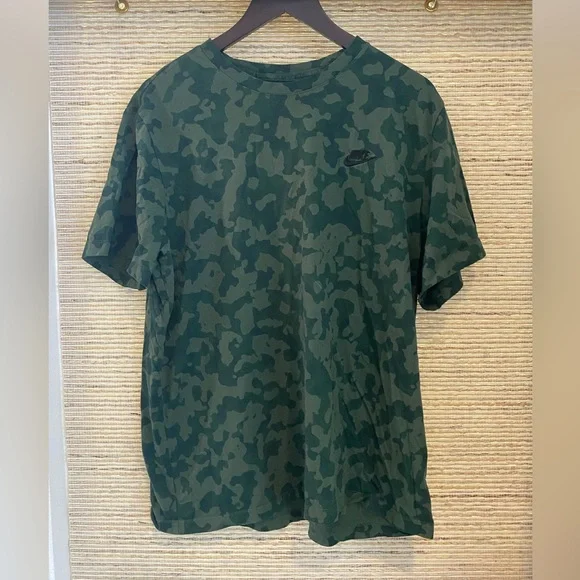 NWOT Nike T-Shirt - Picture 4 of 6